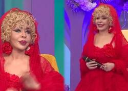 71 yaşlı müğənni verilişə qırmızı duvaqda çıxdı