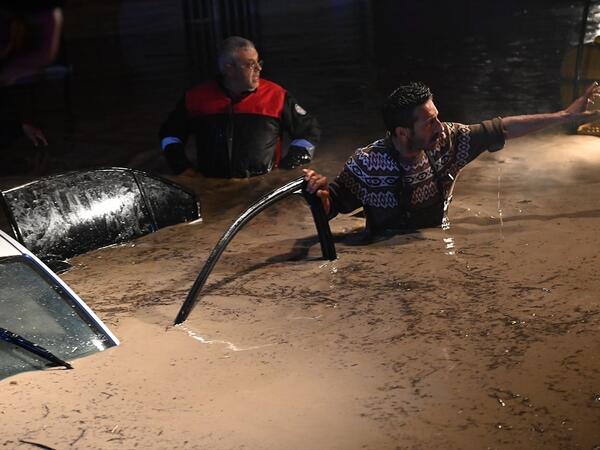 Türkiyədə güclü yağışdan sonra çay daşdı: ölənlər var