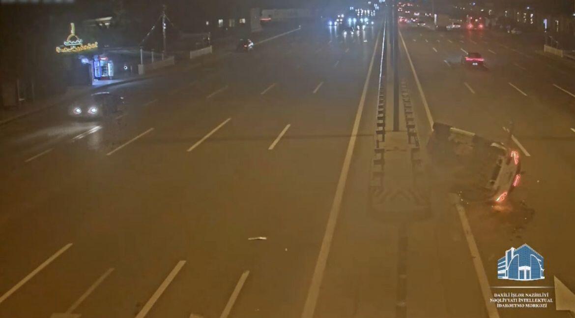 Aeroport şosesində ağır QƏZA: Avtomobil aşdı -