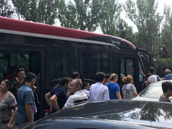 "BakuBus" sürücüsü 49 yaşlı qadını vurdu