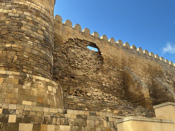 İçərişəhərdəki qala divarlarında zədələnmə ilə bağlı RƏSMİ MƏLUMAT