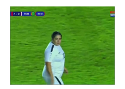 Qadın futbolçu ağır çəkisi ilə DİQQƏT ÇƏKDİ - <span class="color_red">VİDEO</span>