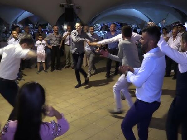 Azərbaycanda toylarda YENİLİK: Bəyə “kirayə dostlar” tutulur