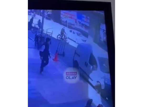 Film seti kimi CİNAYƏT: Kuryeri 1 km maşının üstündə apardı - <span class="color_red">VİDEO</span>