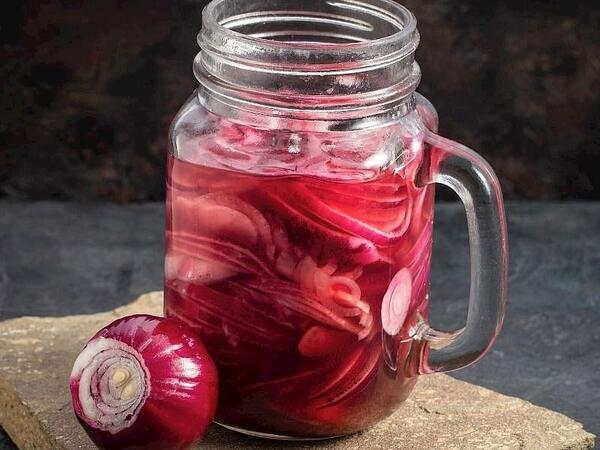 Qırmızı soğan turşusu necə hazırlanır? - <span class="color_red">cəmi 30 dəqiqəyə</span>