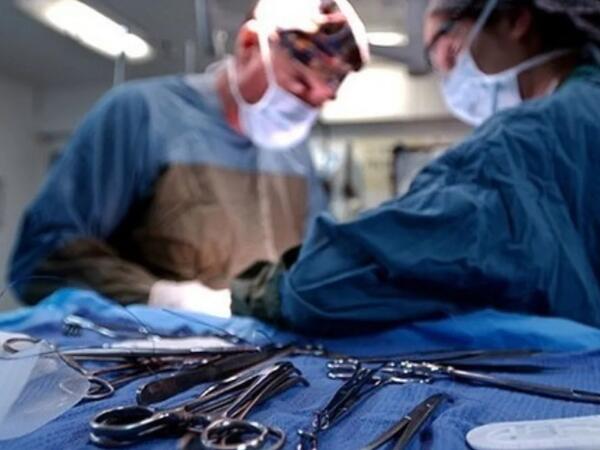 Həkimlər divan yeyən uşağı xilas ediblər