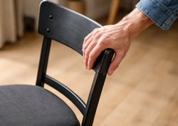 Stulunu düzəldənlər, diqqət: Psixologiyaya görə bu hərəkət xarakterinizi büruzə verir