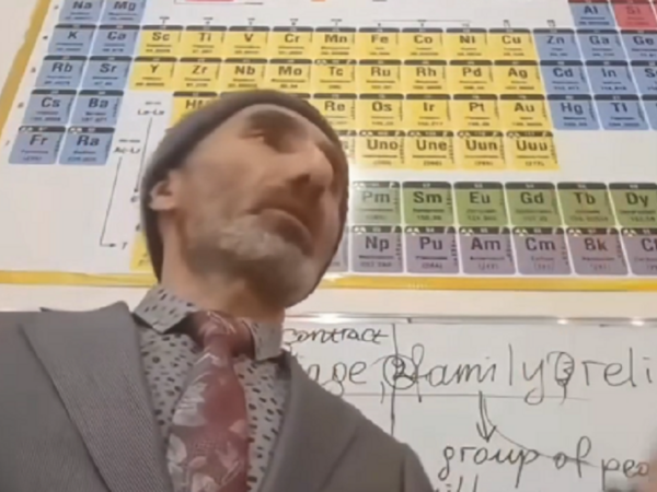 İngilis dili müəllimi danışığı ilə diqqət çəkdi - VİDEO