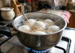 Yumurta qaynadarkən suya diş çöpü atmağın faydaları