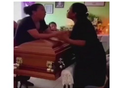 Ərinin tabutu başında məşuqəsi ilə SAÇYOLDUYA ÇIXDI - <span class="color_red">VİDEO</span>