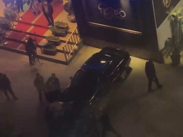 Bakıda restoranın qarşısında kütləvi dava düşdü - <span class="color_red">VİDEO</span>