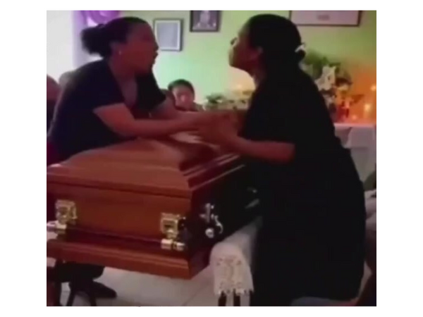 Ərinin tabutu başında məşuqəsi ilə SAÇYOLDUYA ÇIXDI - <span class="color_red">VİDEO</span>