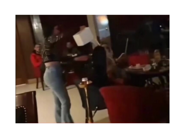 Sevgilisinin xəyanət etdiyi qıza hücum ETDİ: Görün nə hala saldı - <span class="color_red">VİDEO</span>