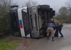 Qonaqkəndə yol çəkənlər qəzaya düşdülər: Yaralı var