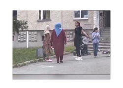 Uşaqlara görə qadınlar arasında DAVA DÜŞDÜ - Yumruqlar havada "uçuşdu" - <span class="color_red">VİDEO</span>