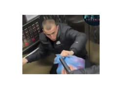 Liftdə "silahlı zarafat" - Gənc oğlan "o dünyalıq" oldu - <span class="color_red">VİDEO</span>