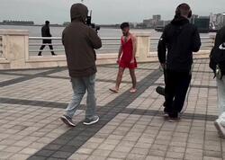 Bulvarda gənc oğlana qadın paltarı geyindirdilər - <span class="color_red">VİDEO</span>