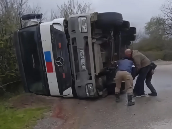 Qonaqkəndə yol çəkənlər qəzaya düşdülər: Yaralı var