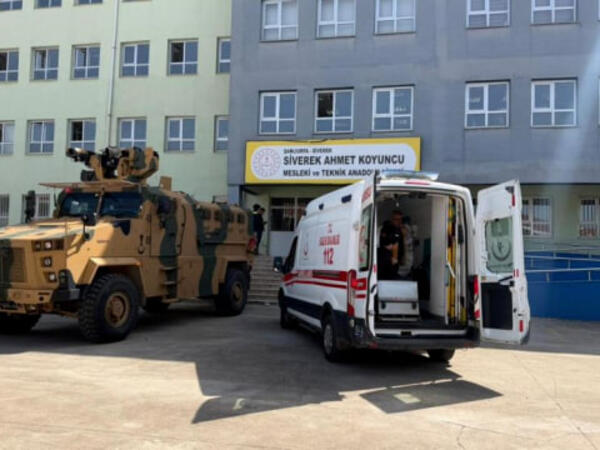 Türkiyədə liseyə silahlı HÜCUM: Yaralananlar var - <span class="color_red">FOTO</span>