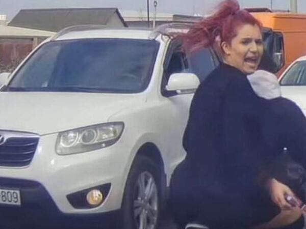 Bakıda qızlar yolda elə hərəkətlər etdi ki... - <span class="color_red">VİDEO</span>