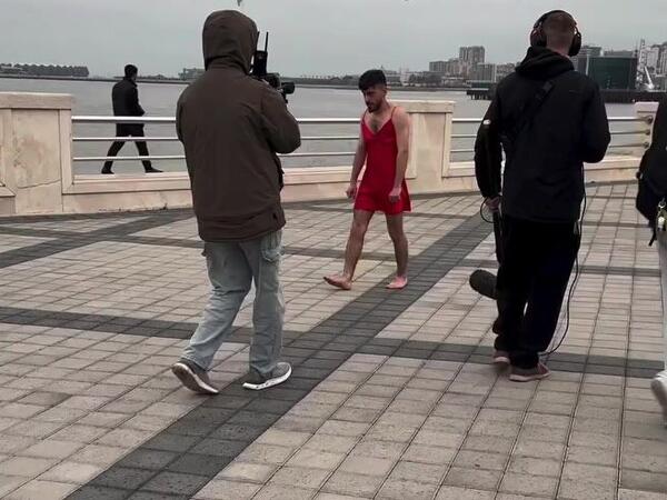 Bulvarda gənc oğlana qadın paltarı geyindirdilər - <span class="color_red">VİDEO</span>