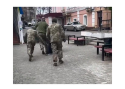 Küçədə sürüyərək müharibəyə APARDILAR - <span class="color_red">VİDEO</span>