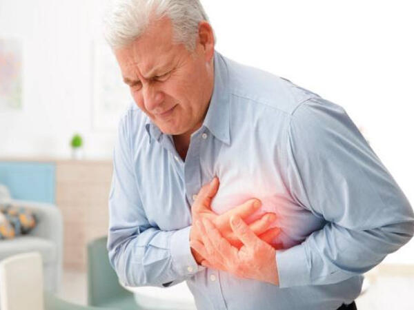 Döş qəfəsində ağrı, nəfəs darlığı, ürəkdöyünmə simptonu olanlara ciddi XƏBƏRDARLIQ