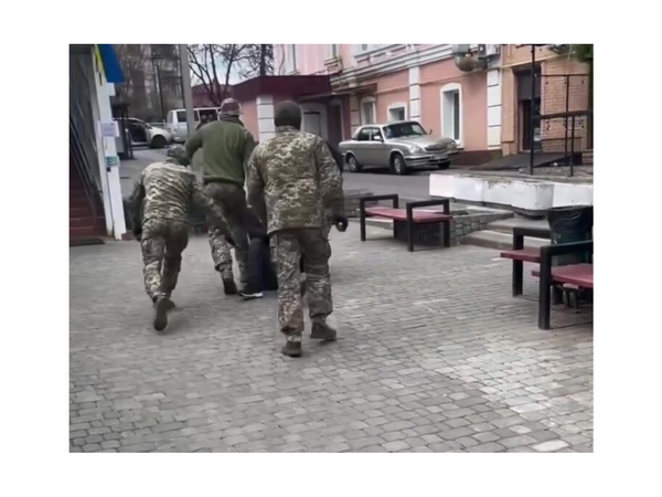 Küçədə sürüyərək müharibəyə APARDILAR - <span class="color_red">VİDEO</span>