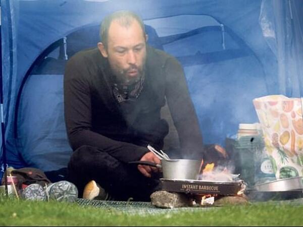 Milyonları olan aktrisanın qardaşı dilənçilik edir - <span class="color_red">FOTO</span>