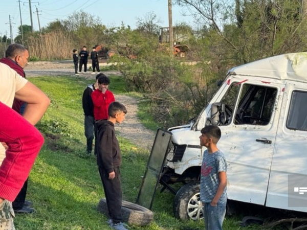 Şagirdləri daşıyan mikroavtobus aşıb - <span class="color_red">FOTO</span>