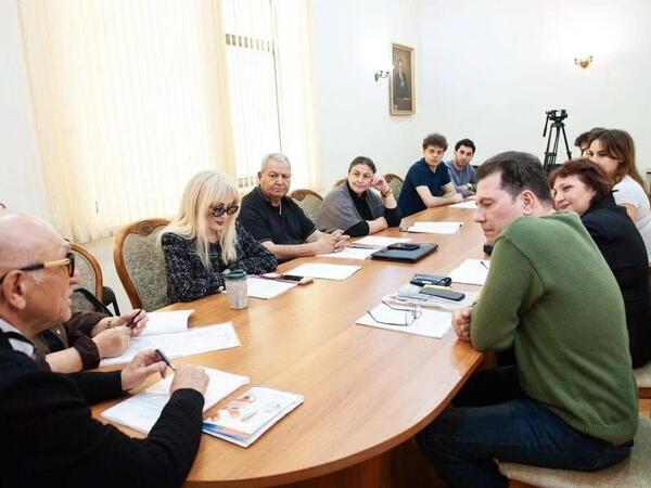 Azdramada Onore de Balzakın “Atılmış qadın” əsəri əsasında eyniadlı tamaşanın məşqlərinə başlanılıb - FOTO