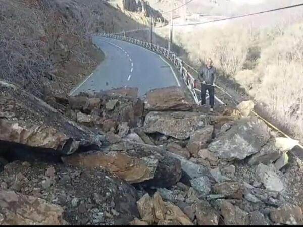 Bu yolda qaya uçqunu OLDU: Hərəkət dayandı