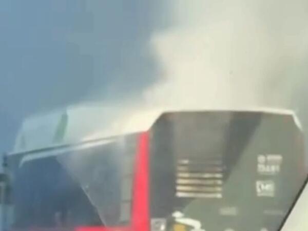 Bakının mərkəzində avtobus YANIR