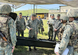 Müdafiə Nazirliyinin rəhbərliyi azad olunmuş ərazilərdə xidmət edən şəxsi heyətlə görüşüb - <span class="color_red">FOTO</span>