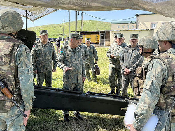 Müdafiə Nazirliyinin rəhbərliyi azad olunmuş ərazilərdə xidmət edən şəxsi heyətlə görüşüb - <span class="color_red">FOTO</span>
