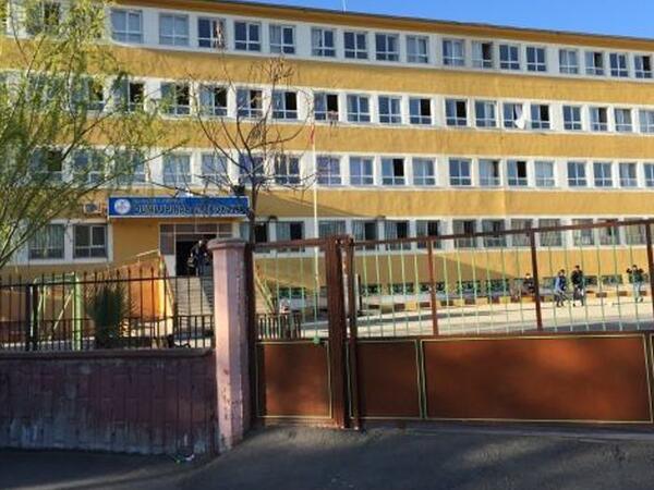 Türkiyədə daha bir məktəbə hücum olub - <span class="color_red">FOTO</span>