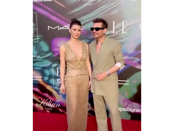 Transparan geyimi ilə diqqət çəkdi - <span class="color_red">VİDEO</span>