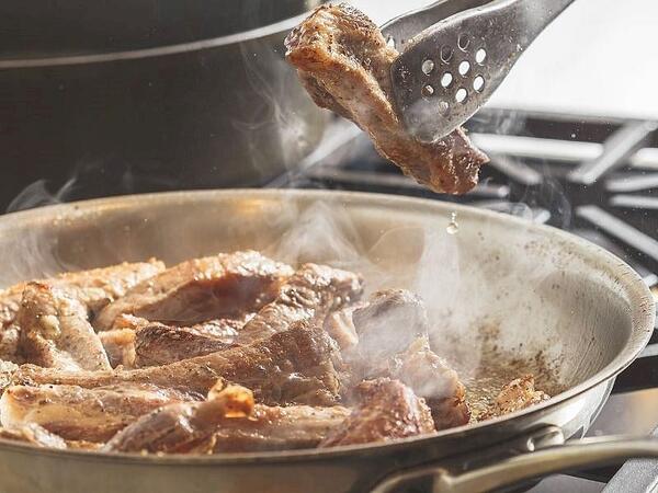 Ətin polad tavaya yapışmaması üçün nə etməli?