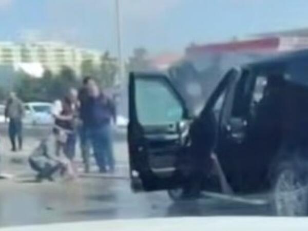 Bakıda “Land Rover” yandı