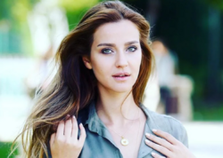 Tanınmış aktrisa iş adamı ərindən boşanır - <span class="color_red">FOTO</span>