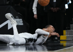 Məşhur basketbolçu ciddi zədələndi, beyni silkələndi - <span class="color_red">VİDEO</span>