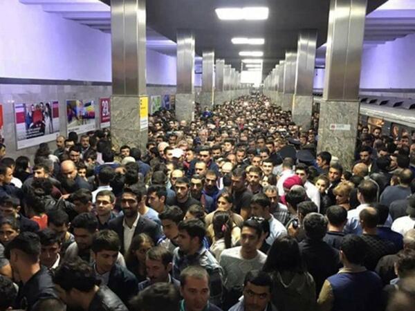 Bu gün metrodakı sıxlığın səbəbi NƏDİR?