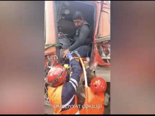 “Shacman” markalı yük maşınları toqquşdu - Sürücü belə xilas edildi - <span class="color_red">VİDEO</span>