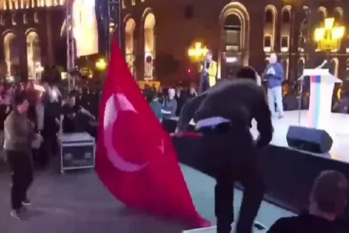 İrəvanda Türkiyə bayrağı yandırıldı