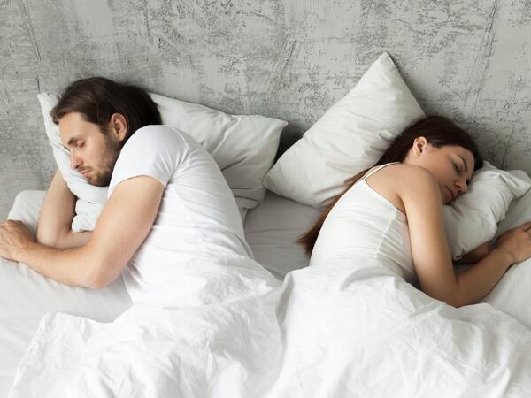 Kişi sağda, qadın solda yatmalıdır - SƏBƏB