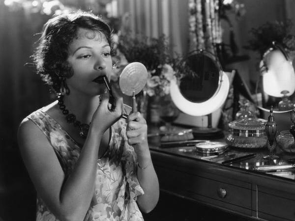 Keçmişdə qadınların gözəllik uğrunda atdığı təhlükəli ADDIMLAR