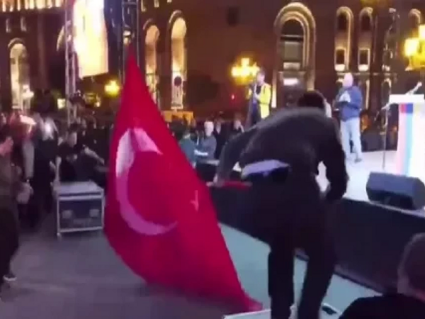 İrəvanda Türkiyə bayrağı yandırıldı