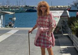 77 yaşlı Puqaçova əlində əsa ilə - Foto