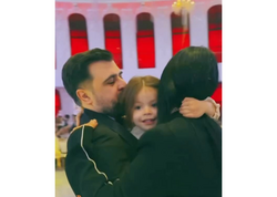 Azərbaycanlı aparıcı xanımı və qızı ilə - <span class="color_red">VİDEO</span>