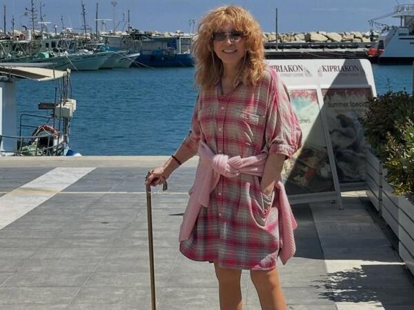 77 yaşlı Puqaçova əlində əsa ilə - Foto